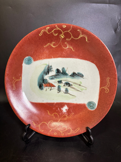古玩陶瓷清中·珊瑚紅地描金開窗粉彩山水紋盤真品鑒賞圖
