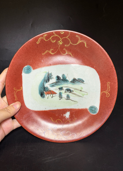 古玩陶瓷清中·珊瑚紅地描金開窗粉彩山水紋盤真品鑒賞圖