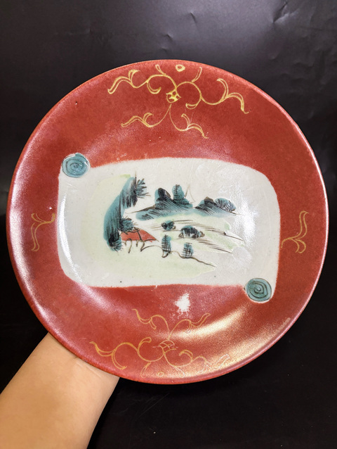 古玩陶瓷清中·珊瑚紅地描金開窗粉彩山水紋盤真品鑒賞圖