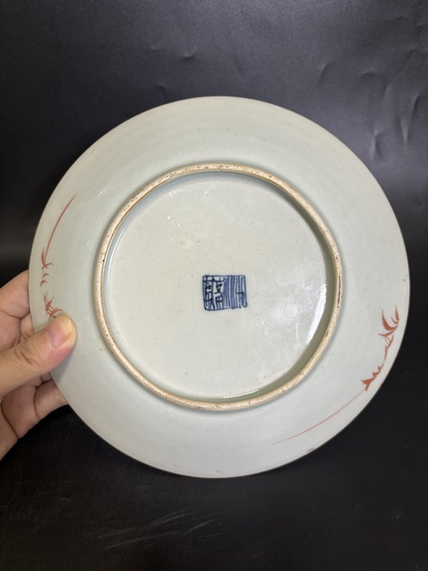 古玩陶瓷清中·珊瑚紅地描金開窗粉彩山水紋盤真品鑒賞圖