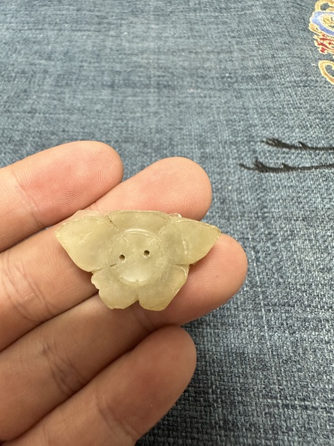 古玩陶瓷清代蝴蝶型和田玉雕件拍賣,當(dāng)前價(jià)格169元