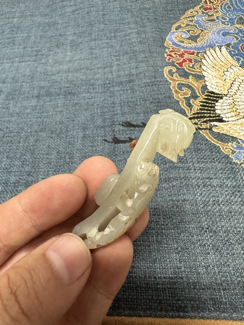 古玩陶瓷清代和田玉蒼龍教子帶鉤拍賣,當(dāng)前價格2300元