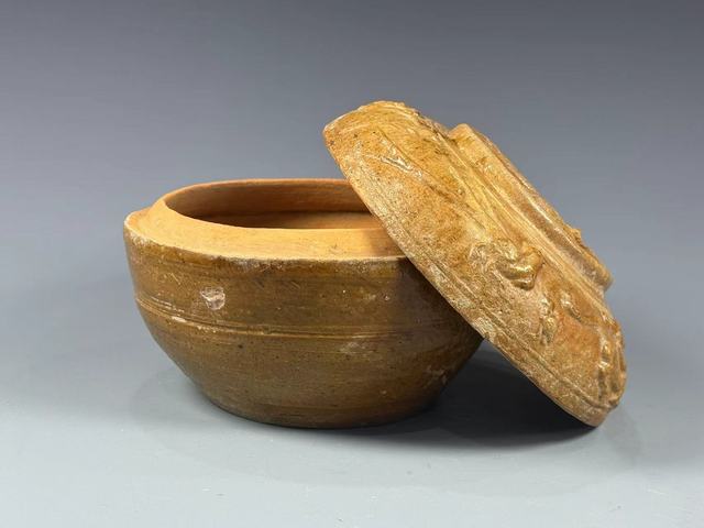 古玩陶瓷漢黃釉跑獸蓋盒拍賣,當前價格8800元