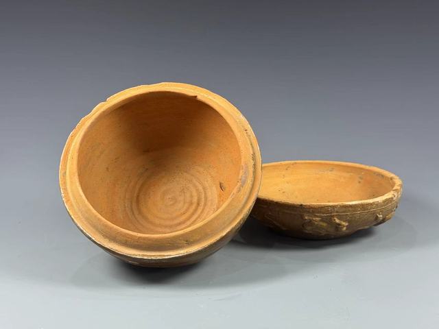 古玩陶瓷漢黃釉跑獸蓋盒拍賣,當前價格8800元