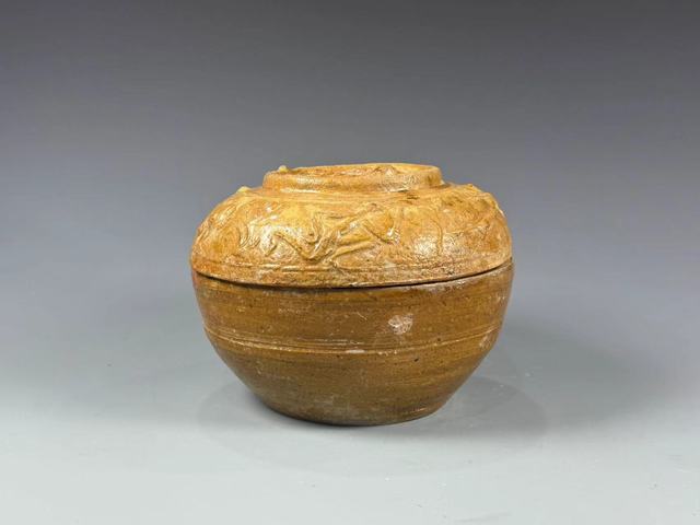 古玩陶瓷漢黃釉跑獸蓋盒拍賣,當前價格8800元
