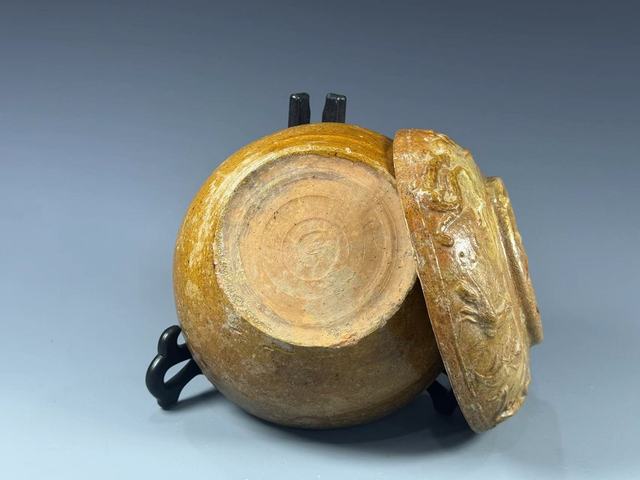 古玩陶瓷漢黃釉跑獸蓋盒拍賣,當前價格8800元