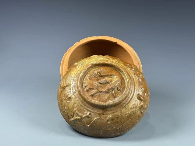 古玩陶瓷漢黃釉跑獸蓋盒拍賣,當前價格8800元