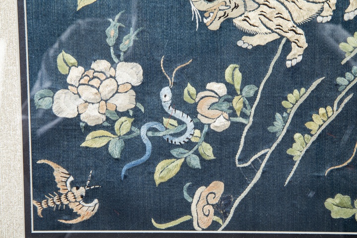 古玩雜項清晚·打籽彩繡五毒紋肚兜真品鑒賞圖