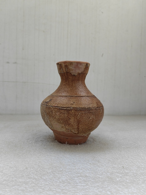 古玩陶瓷黃釉盤口瓶拍賣,當前價格450元