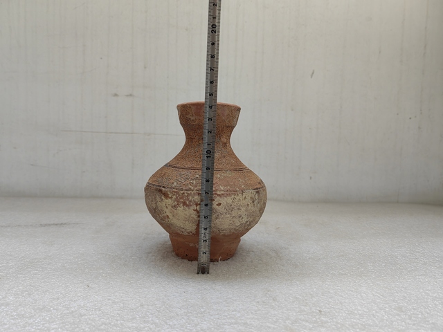 古玩陶瓷黃釉盤口瓶拍賣,當前價格450元