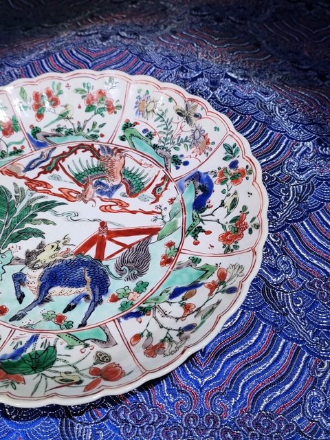 古玩陶瓷【佳士得精品】清康熙五彩描金鳳凰麒麟紋花口盤拍賣,當前價格28600元