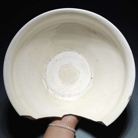 古玩陶瓷密縣窯白釉暗刻花卉紋束口盞拍賣，當前價格6000元