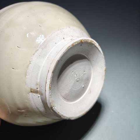 古玩陶瓷密縣窯白釉暗刻花卉紋束口盞拍賣，當前價格6000元
