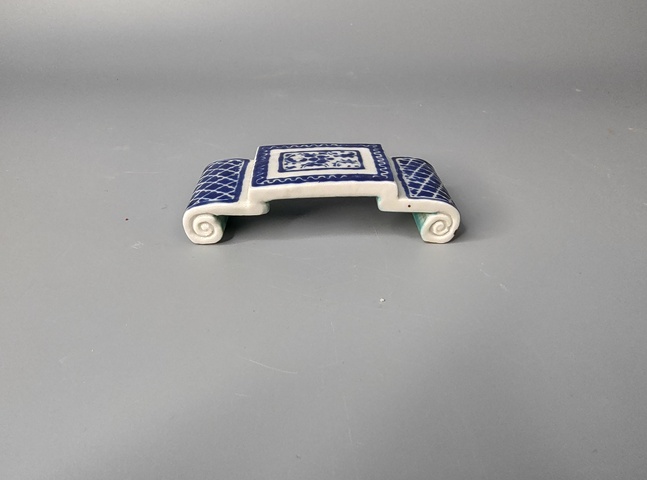 古玩陶瓷乾隆藍(lán)料彩墨床拍賣，當(dāng)前價格0元
