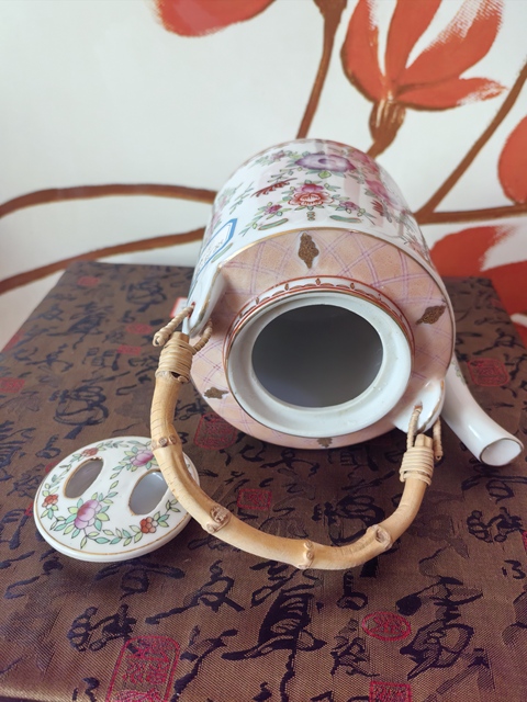 古玩陶瓷廣彩花卉紋提梁壺拍賣,當前價格1200元