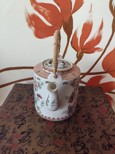 古玩陶瓷廣彩花卉紋提梁壺拍賣,當前價格1200元