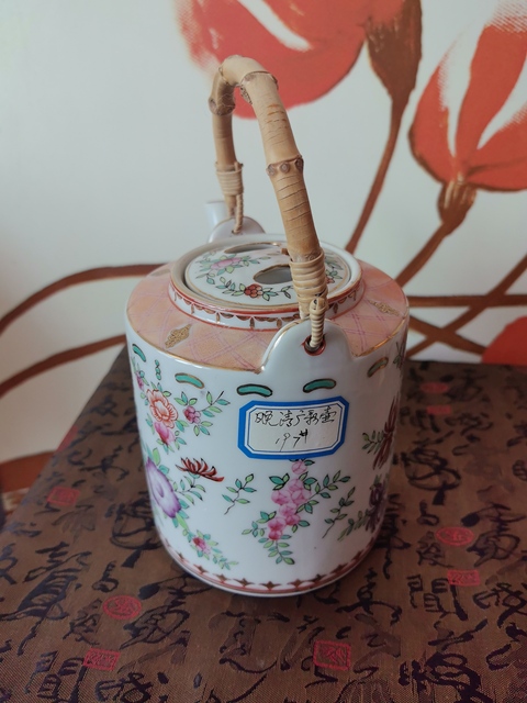 古玩陶瓷廣彩花卉紋提梁壺拍賣,當前價格1200元