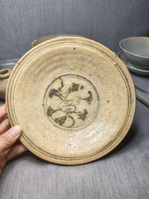 古玩陶瓷館藏級絕品宋代青花花卉紋折沿大盤拍賣,當前價格98000元
