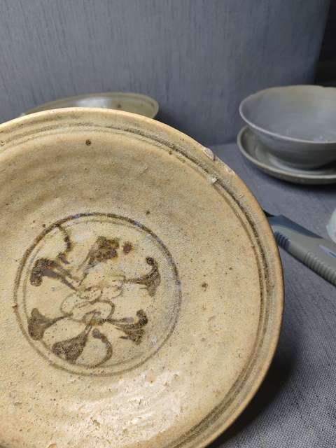 古玩陶瓷館藏級絕品宋代青花花卉紋折沿大盤拍賣,當前價格98000元
