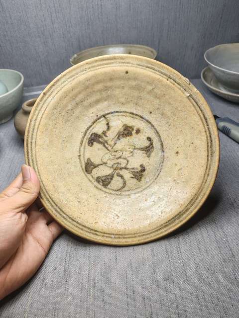 古玩陶瓷館藏級絕品宋代青花花卉紋折沿大盤拍賣,當前價格98000元