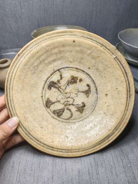 古玩陶瓷館藏級絕品宋代青花花卉紋折沿大盤拍賣,當前價格98000元