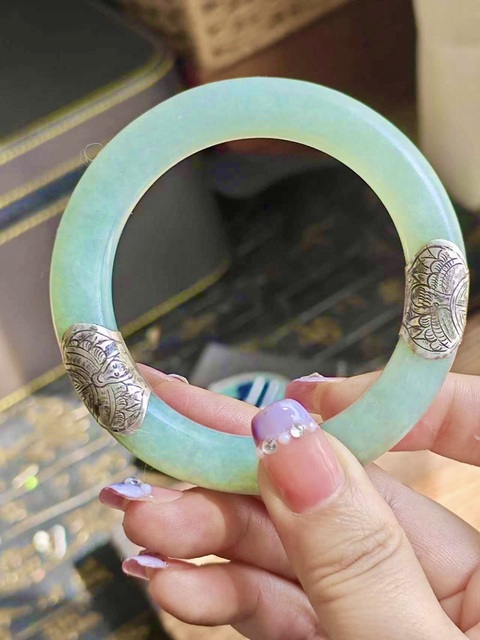 古玩玉器清代冰糯種天然翡翠手鐲拍賣,當前價格8500元