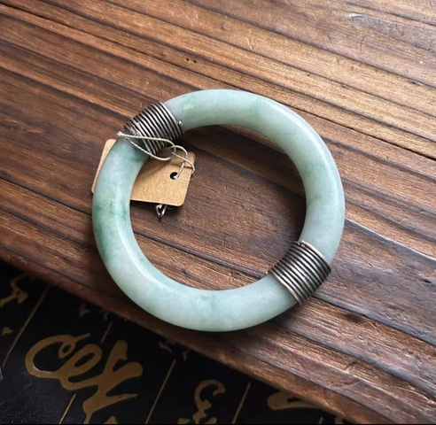 古玩玉器清代糯冰種翡翠手鐲拍賣,當(dāng)前價(jià)格1800元