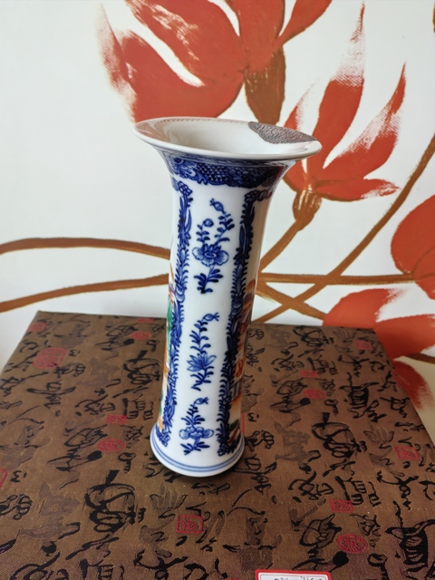 古玩陶瓷青花廣彩人物束腰花觚拍賣，當前價格1800元