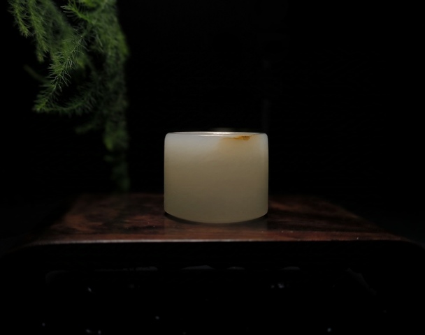 古玩玉器清代和田玉雕“素紋扳指”拍賣(mài)，當(dāng)前價(jià)格9500元