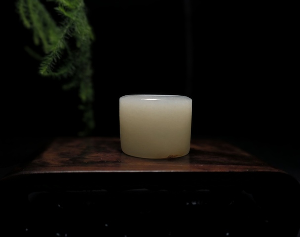 古玩玉器清代和田玉雕“素紋扳指”拍賣(mài)，當(dāng)前價(jià)格9500元