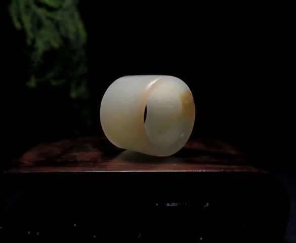 古玩玉器清代和田玉雕“素紋扳指”拍賣(mài)，當(dāng)前價(jià)格9500元