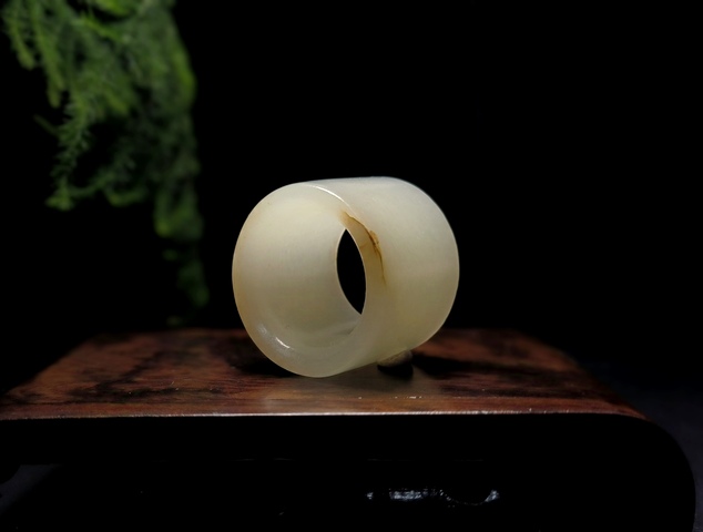 古玩玉器清代和田玉雕“素紋扳指”拍賣(mài)，當(dāng)前價(jià)格9500元
