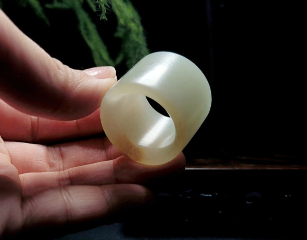 古玩玉器清代和田玉雕“素紋扳指”拍賣(mài)，當(dāng)前價(jià)格9500元