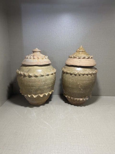 古玩陶瓷青釉貼塑水波紋蓋罐拍賣，當前價格2580元