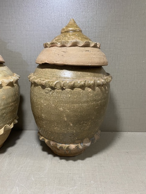 古玩陶瓷青釉貼塑水波紋蓋罐拍賣，當前價格2580元