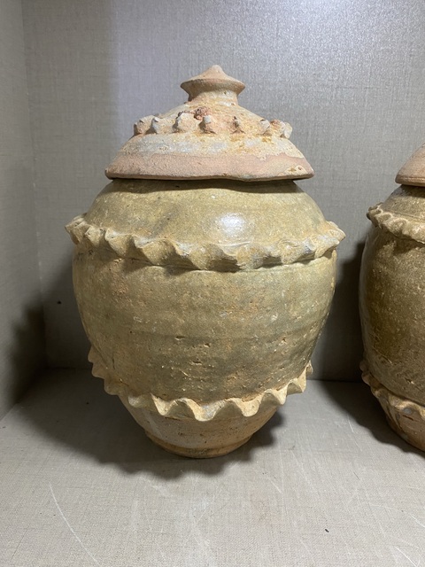 古玩陶瓷青釉貼塑水波紋蓋罐拍賣，當前價格2580元