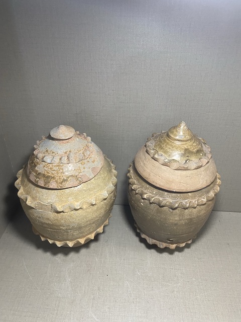 古玩陶瓷青釉貼塑水波紋蓋罐拍賣，當前價格2580元