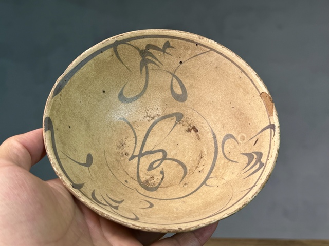古玩陶瓷明末清初.磁州窯白地褐彩花卉紋碗拍賣,當前價格118元