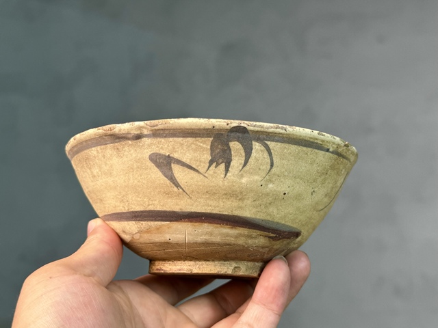 古玩陶瓷明末清初.磁州窯白地褐彩花卉紋碗拍賣,當前價格118元