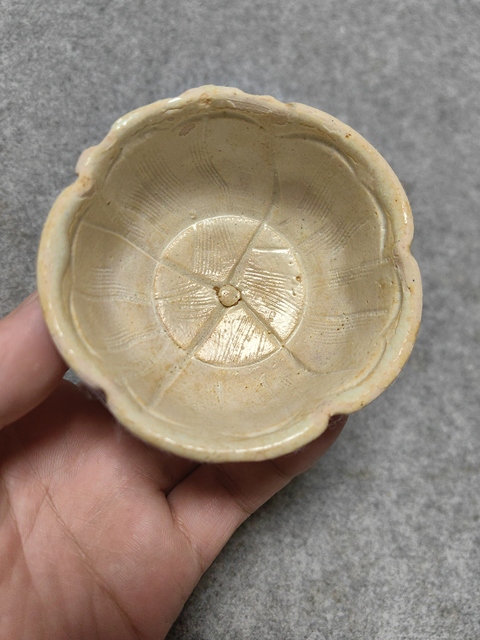 古玩陶瓷青白釉刻花葵口盞拍賣，當(dāng)前價(jià)格800元