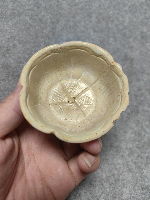 古玩陶瓷青白釉刻花葵口盞拍賣，當(dāng)前價(jià)格800元
