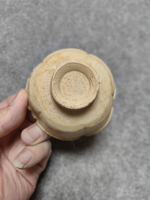 古玩陶瓷青白釉刻花葵口盞拍賣，當(dāng)前價(jià)格800元