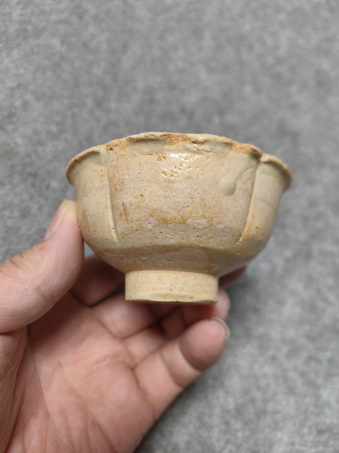 古玩陶瓷青白釉刻花葵口盞拍賣，當(dāng)前價(jià)格800元