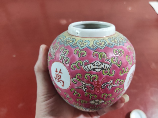 古玩陶瓷紅地開光吉語紋萬壽無疆蓋罐拍賣，當前價格188元