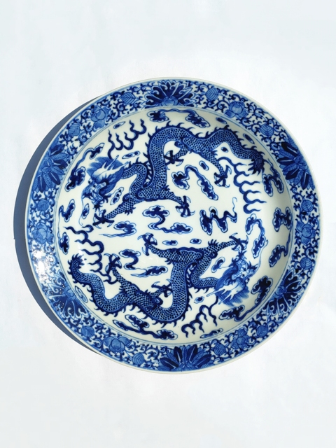 古玩陶瓷清中晚期 青花趕珠龍紋折腰盤拍賣，當前價格5600元