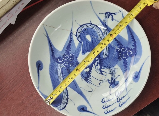 古玩陶瓷雍正至乾隆過墻龍紋青花盤拍賣,當前價格998元
