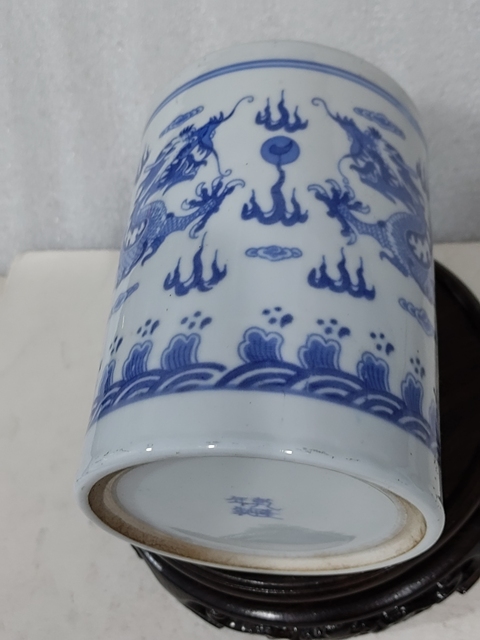 古玩陶瓷創匯·青花雙龍戲珠紋筆筒真品鑒賞圖