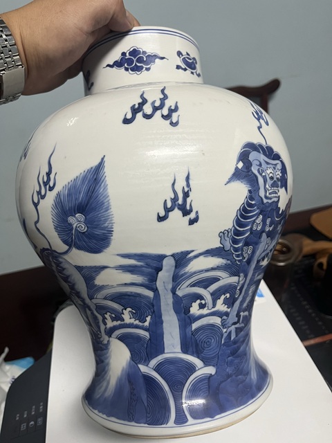古玩陶瓷青花海水瑞獸紋將軍罐,疑似有修拍賣,當前價格39000元