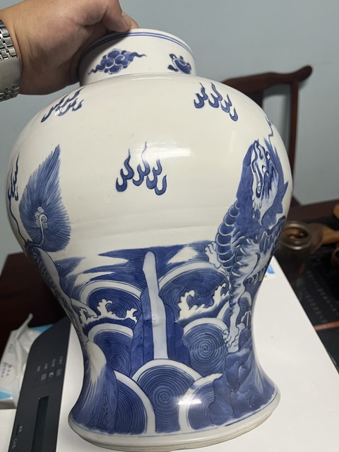 古玩陶瓷青花海水瑞獸紋將軍罐,疑似有修拍賣,當前價格39000元