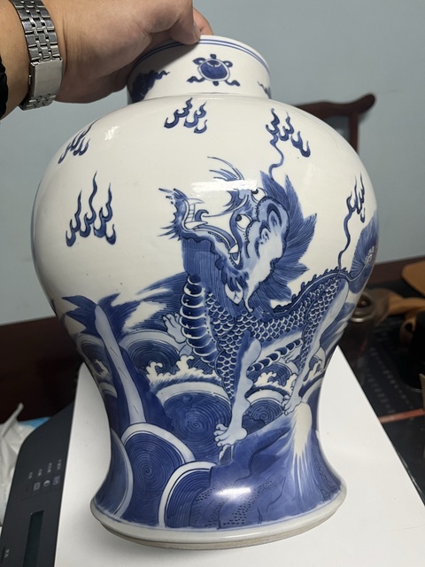 古玩陶瓷青花海水瑞獸紋將軍罐,疑似有修拍賣,當前價格39000元